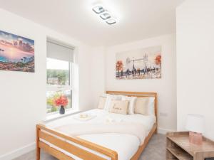 Postel nebo postele na pokoji v ubytování Pass the Keys Horsforth Haven - Brand New Townhouse With Balcony