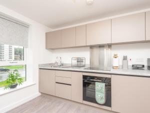 Kuchyň nebo kuchyňský kout v ubytování Pass the Keys Horsforth Haven - Brand New Townhouse With Balcony