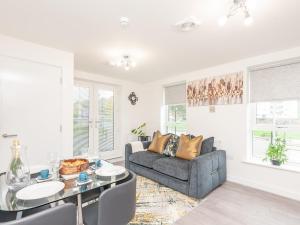Posezení v ubytování Pass the Keys Horsforth Haven - Brand New Townhouse With Balcony