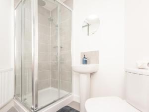 Koupelna v ubytování Pass the Keys Horsforth Haven - Brand New Townhouse With Balcony + 37 fotografií