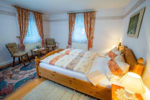 um quarto com uma grande cama de madeira num quarto em Ferienwohnungen Im Kelterhaus em Bad Herrenalb