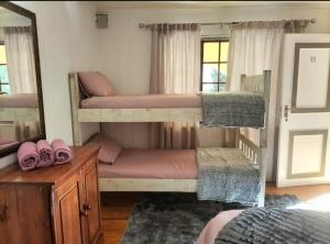 Двухъярусная кровать или двухъярусные кровати в номере Knysna N2 Lodge