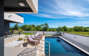 una piscina en el tejado de una casa en Villa Evoque - Adriatic Luxury Villas, en Zadar