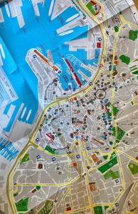 una mappa di una città con strade e autostrade di Farris & Cors Casa Sansiro a Genova