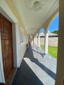 un couloir vide d'une maison avec colonnes et porte dans l'établissement Senam Haus, 
