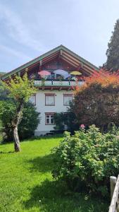 上斯陶芬的住宿－Ferienwohnung RESL - geschmackvoll renoviert & zentral im historischen Schindelhaus，房屋的顶部设有阳台