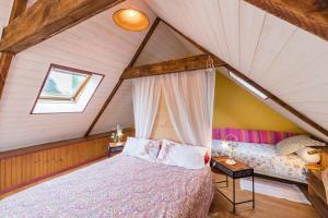 1 dormitorio con 1 cama en el ático en Maison Isabelle, en Plouézec