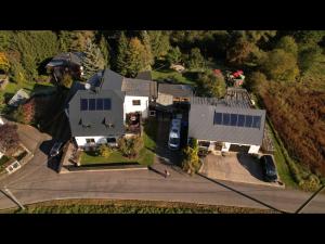 uma vista aérea de uma casa grande com uma entrada em Neu Ferienwohnung Kriesten em Bad Brambach