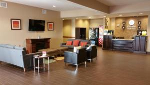 Comfort Inn & Suites Lakeside في إيغل باس: غرفة انتظار مع كنب وتلفزيون