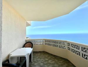 d'un balcon avec une table et une vue sur l'océan. dans l'établissement Studio with breakfast included and heated pool, à Los Realejos