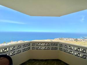 Elle comprend un balcon offrant une vue sur l'océan. dans l'établissement Studio with breakfast included and heated pool, à Los Realejos
