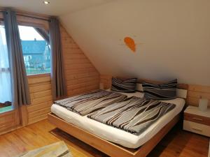 a bed in a room with a window at Blockbohlenhaus-Steiner-Lodge in Steinen