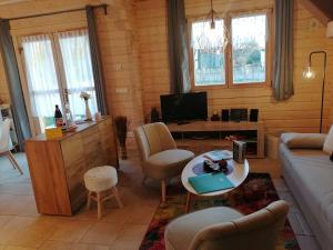 a living room with a couch and a table at Blockbohlenhaus-Steiner-Lodge in Steinen