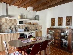 a kitchen with a table and chairs in a room at Complejo Rural Los Molinos 