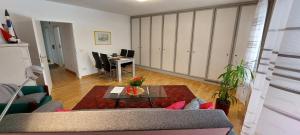 sala de estar con sofá y mesa en Wohnung zum Wohlfühlen beruflich und privat, en Zell am Main