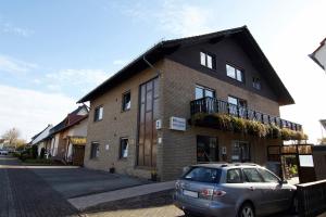 a car parked in front of a brick building at Haus Gisela - Self Check-in - Jakobsweg - Etappe von Höxter bis Brakel in Brakel