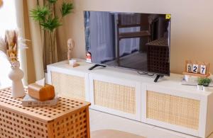 ein Wohnzimmer mit einem TV auf einem weißen Entertainment-Center in der Unterkunft 15 min to KL Pavillion & Beautiful Scenery By Nexx Field in Kuala Lumpur