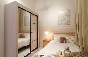 ein Schlafzimmer mit einem großen Spiegel und einem Bett in der Unterkunft 15 min to KL Pavillion & Beautiful Scenery By Nexx Field in Kuala Lumpur