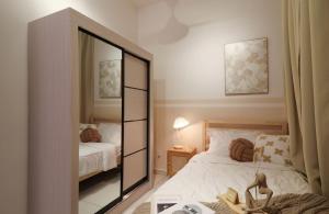 ein Schlafzimmer mit einem großen Spiegel und einem Bett in der Unterkunft 15 min to KL Pavillion & Beautiful Scenery By Nexx Field in Kuala Lumpur