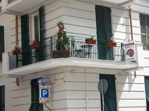 ein Gebäude mit einem Balkon mit Pflanzen in der Unterkunft Nautilus Hotel in La Spezia