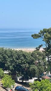 un'auto parcheggiata in un parcheggio vicino all'oceano di SOPRAMARE APPARTAMENTO a Rodi Garganico