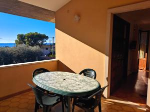 patio con mesa y sillas en el balcón en Casa Salieri, en Garda