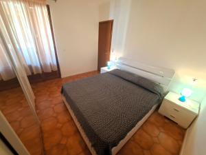 1 dormitorio con 1 cama y 2 mesitas de noche en Casa Salieri, en Garda