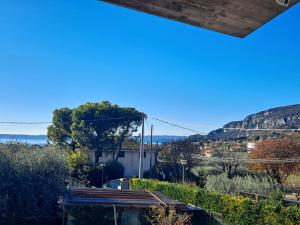 una vista desde el techo de una casa en Casa Salieri, en Garda