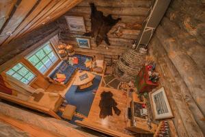 - une vue de tête sur un salon dans une cabane en rondins dans l'établissement Lapland Cabin Levi, à Kittilä