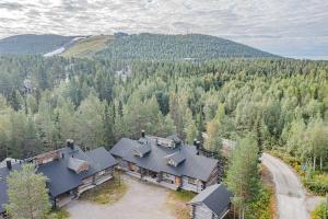 een luchtzicht op een huis midden in een bos bij Lapland Cabin Levi in Kittilä