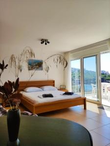 sypialnia z łóżkiem i dużym oknem w obiekcie Luxury Seaside Holm Oak Villa with Private Beach w Barze
