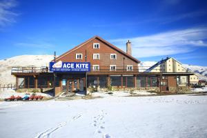 ein großes Gebäude mit Fußabdrücken im Schnee in der Unterkunft ACE KITE HOTEL in Çomaklı
