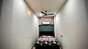 een kleine kamer met een bed en een plafond bij SHIV SNEH HOME STAYS in Ujjain