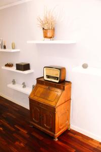 ein altes Radio auf einem Holzschrank in der Unterkunft Casa Cerea in Cerea