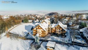 an aerial view of a house covered in snow at Wonder Home - Apartamenty w przyziemiu - cicha okolica in Karpacz +12 photos