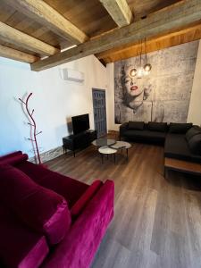 - un salon avec un canapé et une table dans l'établissement CASAS DA FORTALEZA Casa da Torre, à Outeiro de Rei