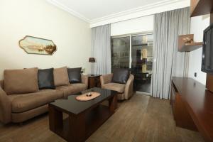 sala de estar con sofá y mesa en Britannia Suites, en Beirut