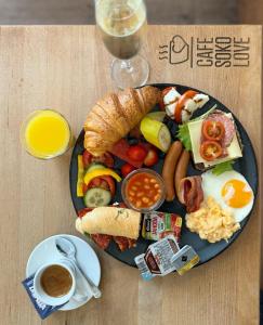 Options de petit-déjeuner proposées aux clients de l'établissement Hotel & Cafe SokoLOVE