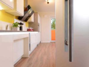 eine Küche mit einer Tür, die zu einem Zimmer offen ist in der Unterkunft Gezeiten App 1 Ostwind in Boltenhagen
