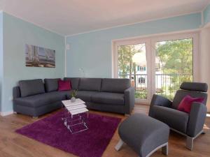 a living room with a couch and a table at Gezeiten App 4 Deichlicht in Boltenhagen