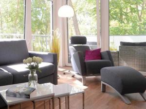a living room with two couches and a table at Gezeiten App 4 Deichlicht in Boltenhagen