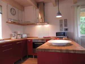 a kitchen with a counter top with a bowl on it at Ferienhaus Fritid in Groß Schwansee