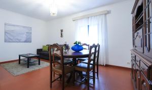 Un comedor con mesa y sillas en Holidays at Laureano, en Ponta Delgada