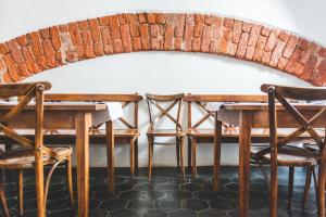 Un restaurante o sitio para comer en Hotel u České koruny