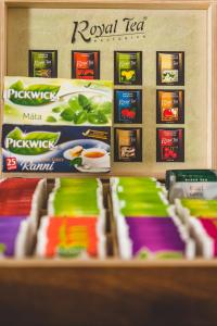 Utensilios para hacer té y café en Hotel u České koruny
