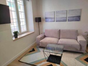 salon z kanapą i szklanym stołem w obiekcie Apartamento Parras w Maladze