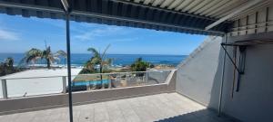 balcón con vistas al océano en Libra Holiday Flats 1 en Margate