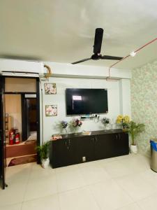 TV a/nebo společenská místnost v ubytování Homestay Ac Dormitory