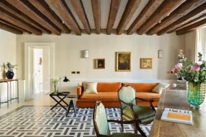 ein Wohnzimmer mit einem Sofa und einem Tisch in der Unterkunft MorosiniBrandolinVenice in Venedig