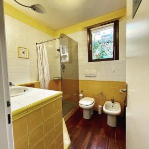 La salle de bains est pourvue d'un lavabo, de toilettes et d'une fenêtre. dans l'établissement Giulia Suite Bologna, à Bologne